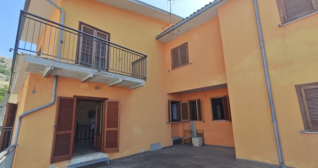 Appartamento su due piani in vendita a Colle di Lucoli 1